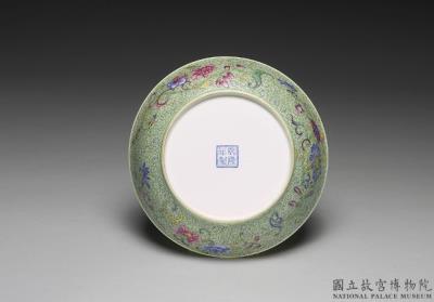 图片[3]-Dish with plum-blossom and bamboo inside a polychrome green exterior in falangcai painted enamels, Qianlong reign (1736-1795), Qing dynasty-China Archive